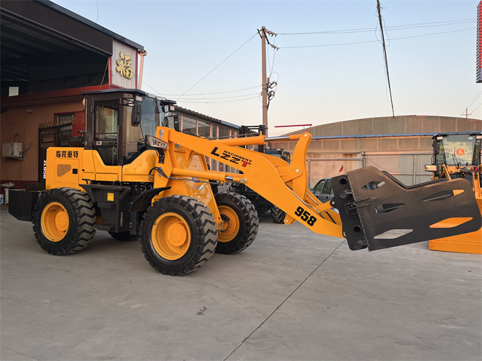 四驅(qū)裝載機