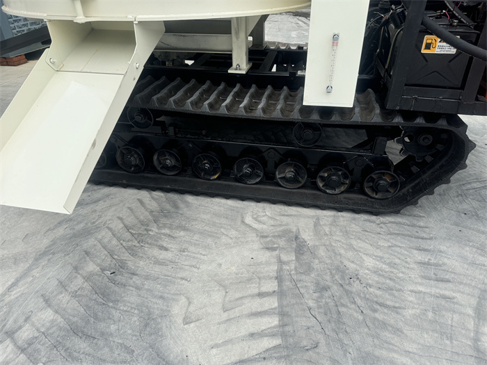 履帶式混凝土攪拌運輸車